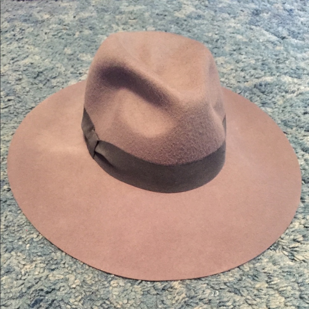 wide brimmed floppy sun hat